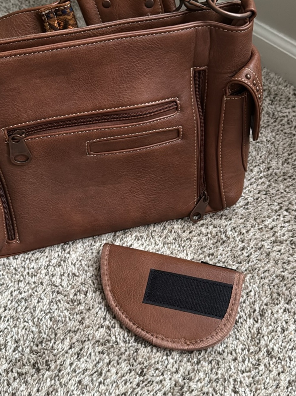 Brown Leather Shoulder Bag with Contrast Stitching - Picture 3 of 3